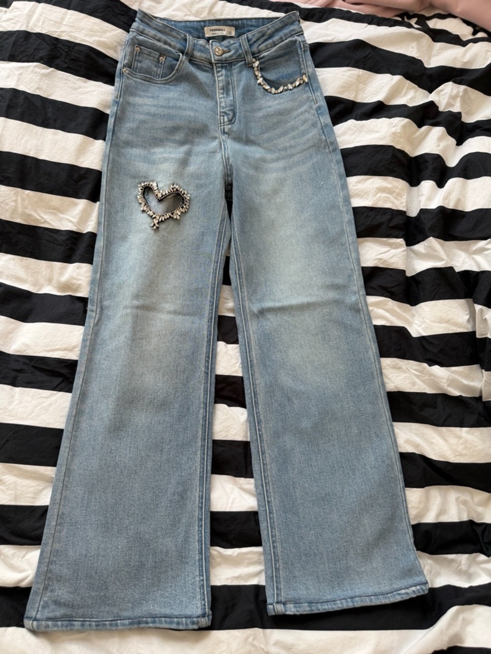 Light Wash Wide-Leg Women’s Jeans with Heart Patch
